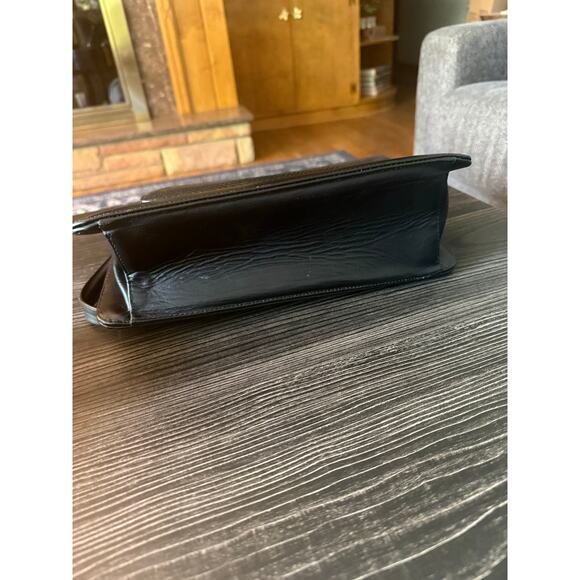 Black Leather Structured Shoulder Handbag with a Textured Flap Closure - Picture 4 of 8